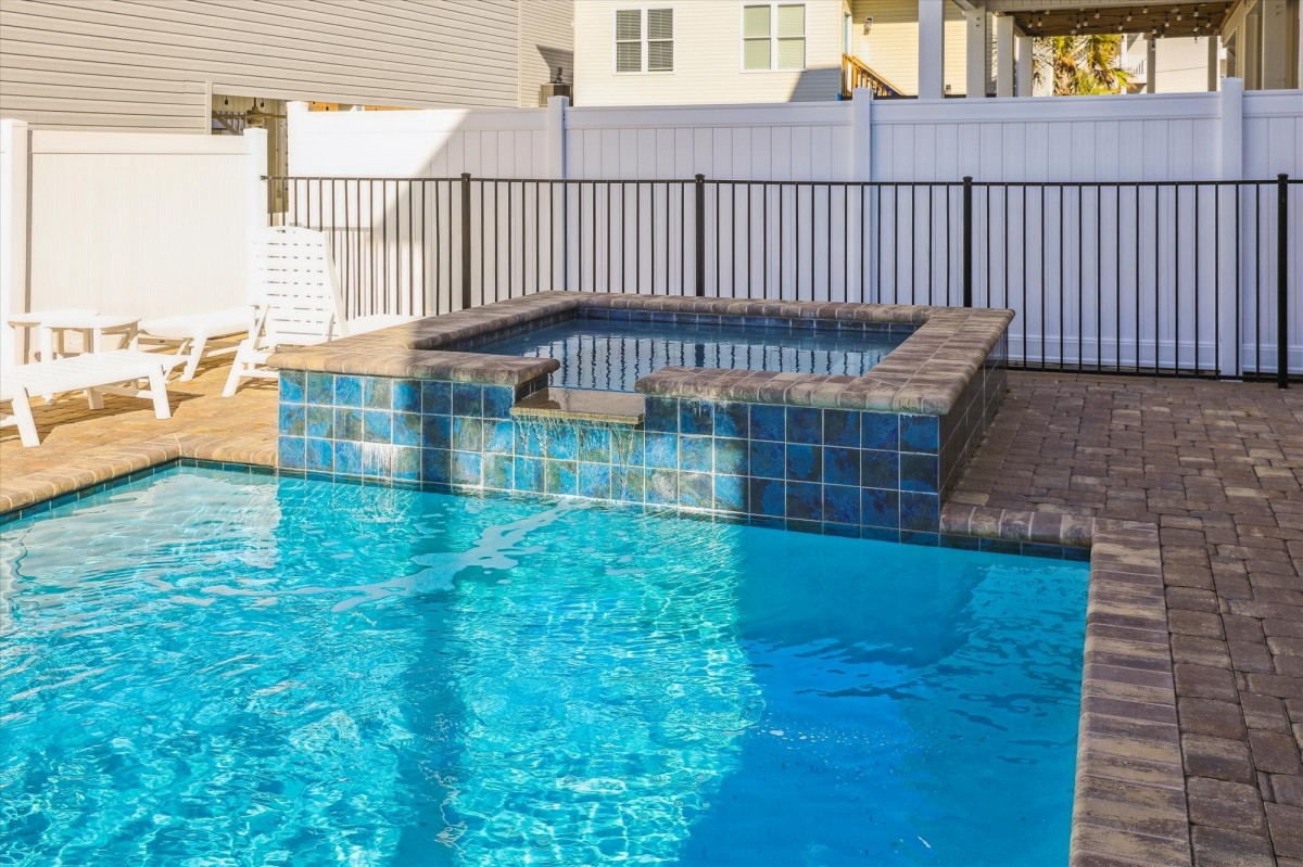 Seaside Escape, Luxury Cherry Grove 2nd Row House, Pool, Hot Tub